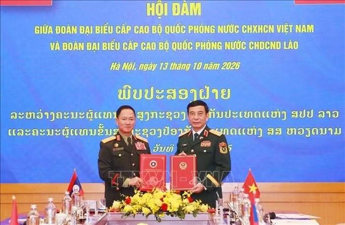Đại tướng, Bộ trưởng Quốc phòng Phan Văn Giang và Đại tướng, Bộ trưởng Quốc phòng Khamliang Outhakaysone ký kế hoạch hợp tác quốc phòng Việt Nam - Lào năm 2027. Ảnh: Trọng Đức/TTXVN