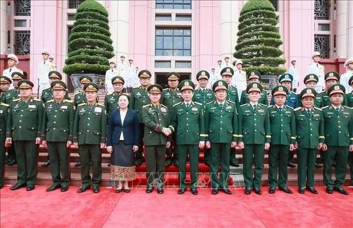 Đại tướng, Phó Thủ tướng, Bộ trưởng Quốc phòng Phan Văn Giang và Đại tướng, Phó Thủ tướng, Bộ trưởng Quốc phòng Khamliang Outhakaysone cùng các đại biểu hai nước chụp ảnh chung. Ảnh: Trọng Đức/TTXVN