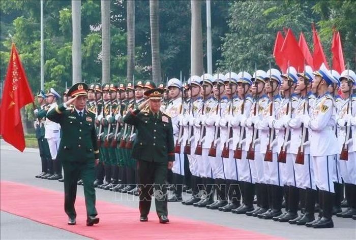 Đại tướng, Phó Thủ tướng, Bộ trưởng Quốc phòng Phan Văn Giang và Đại tướng, Phó Thủ tướng, Bộ trưởng Quốc phòng Khamliang Outhakaysone duyệt đội Danh dự Quân đội nhân dân Việt Nam. Ảnh: Trọng Đức/TTXVN