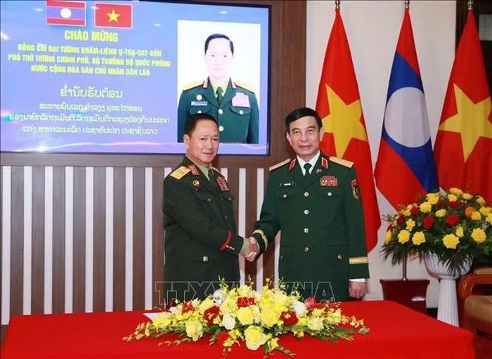 Đại tướng Phan Văn Giang, Ủy viên Bộ Chính trị, Phó Thủ tướng, Bộ trưởng Bộ Quốc phòng và Đại tướng Khamliang Outhakaysone, Ủy viên Bộ Chính trị, Phó Thủ tướng, Bộ trưởng Bộ Quốc phòng Lào trước khi hội đàm. Ảnh: Trọng Đức/TTXVN