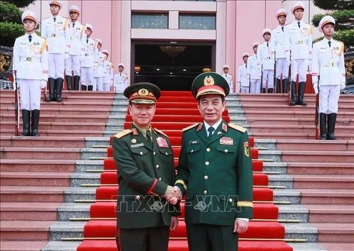 Đại tướng, Phó Thủ tướng, Bộ trưởng Quốc phòng Phan Văn Giang và Đại tướng, Phó Thủ tướng, Bộ trưởng Quốc phòng Khamliang Outhakaysone tại lễ đón. Ảnh: Trọng Đức/TTXVN