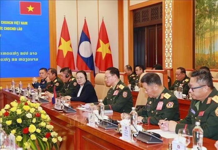 Đại tướng Khamliang Outhakaysone, Ủy viên Bộ Chính trị, Phó Thủ tướng, Bộ trưởng Bộ Quốc phòng Lào phát biểu tại hội đàm. Ảnh: Trọng Đức/TTXVN