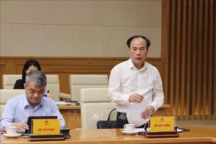 Thứ trưởng Bộ Xây dựng Nguyễn Văn Sinh trình bày báo cáo. Ảnh: Lâm Khánh/TTXVN