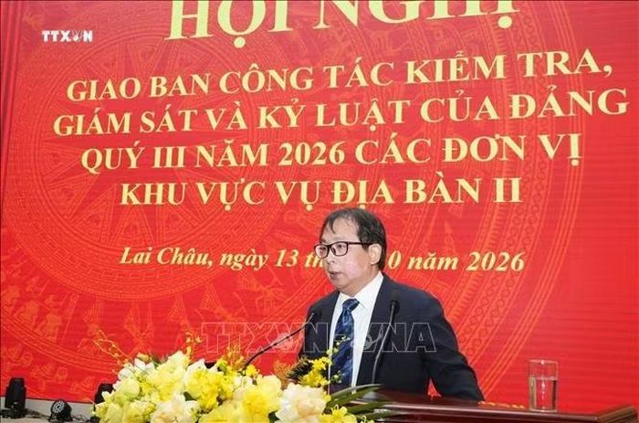 Đồng chí Nguyễn Tuấn Hùng, Phó Bí thư Thường trực Đảng ủy, Phó Tổng Giám đốc, Chủ nhiệm Ủy ban Kiểm tra Đảng ủy Thông tấn xã Việt Nam, trình bày tham luận tại hội nghị.
