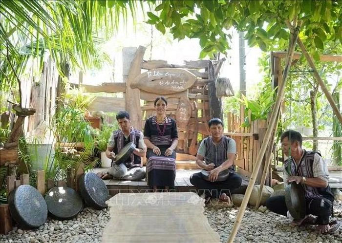 Các nghệ nhân H’rê biểu diễn hát dân ca Ta lêu, đánh cồng chiêng phục vụ khách tại quán cà phê Ta lêu.