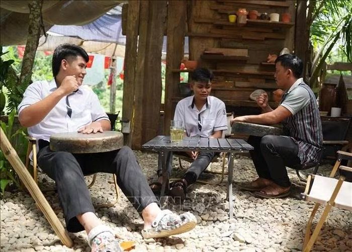 Khách đến với quán cà phê Ta lêu sẽ được các nghệ nhân H’rê giới thiệu, truyền dạy cách đánh chiêng.