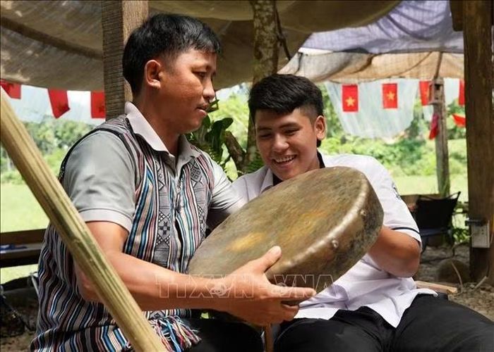 Khách đến với quán cà phê Ta lêu sẽ được các nghệ nhân H’rê giới thiệu, truyền dạy cách đánh chiêng.