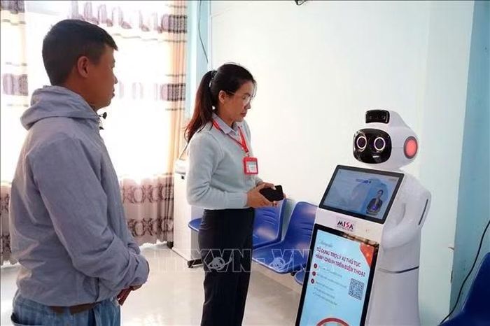 Robot AI trở thành “trợ thủ” đắc lực hỗ trợ thủ tục hành chính, giảm tải cho cán bộ tại Lâm Đồng.