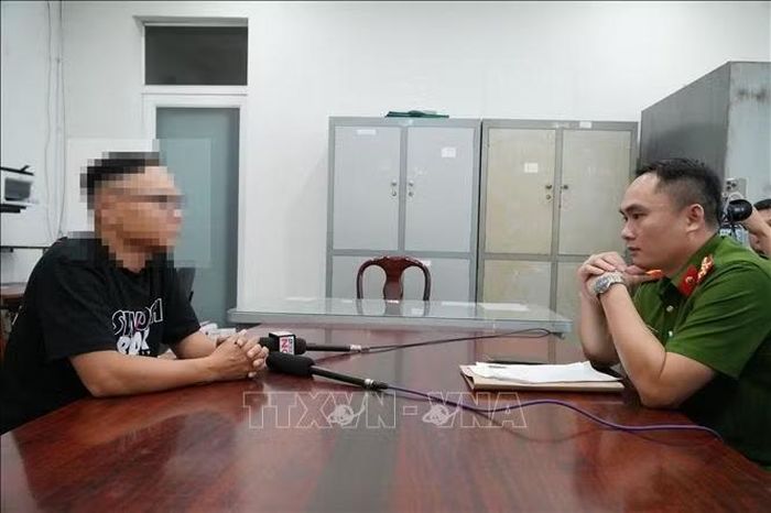 Lực lượng Cảnh sát hình sự, Công an thành phố Đồng Nai lấy lời khai các đối tượng.