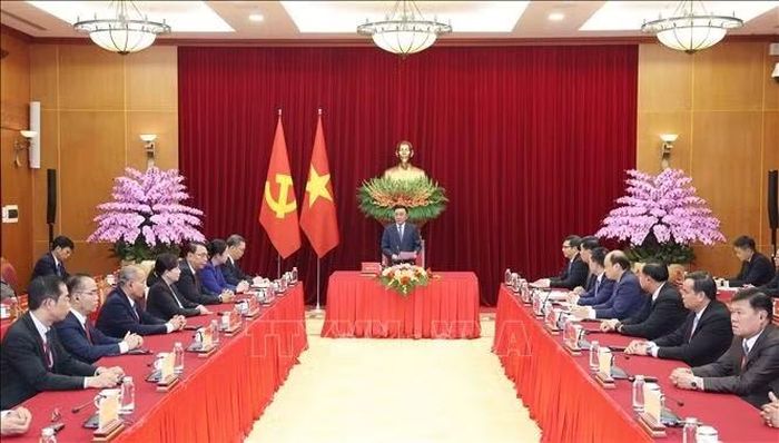 Thường trực Ban Bí thư Trần Cẩm Tú tiếp Đoàn cán bộ cấp cao Đảng Nhân dân Cách mạng Lào. Ảnh: Phương Hoa/TTXVN
