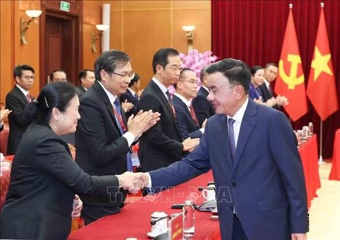 Thường trực Ban Bí thư Trần Cẩm Tú với thành viên Đoàn cán bộ cấp cao Đảng Nhân dân Cách mạng Lào. Ảnh: Phương Hoa/TTXVN
