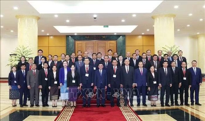 Thường trực Ban Bí thư Trần Cẩm Tú cùng Đoàn cán bộ cấp cao Đảng Nhân dân Cách mạng Lào. Ảnh: Phương Hoa/TTXVN