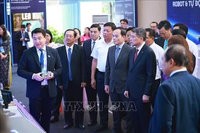 Thủ tướng Lê Minh Hưng tham quan trưng bày sản phẩm nghiên cứu, sáng tạo của Đại học Quốc gia Thành phố Hồ Chí Minh năm 2026. Ảnh: Dương Giang/TTXVN