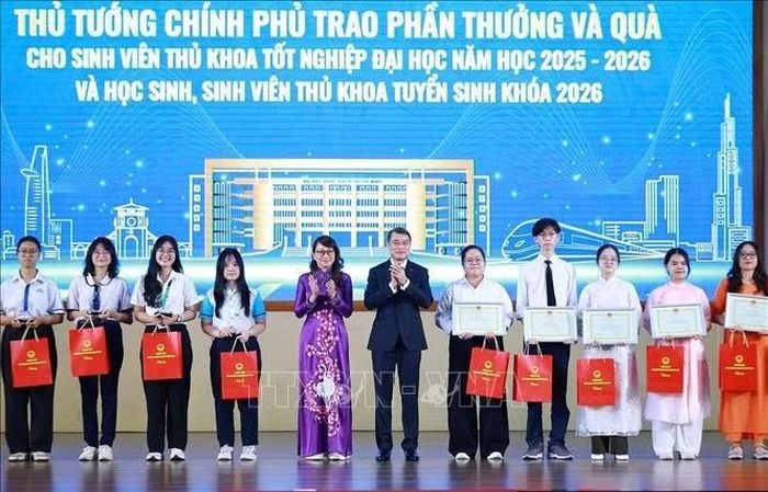 Thủ tướng Lê Minh Hưng trao quà cho sinh viên thủ khoa tốt nghiệp Đại học năm học 2025 - 2026 và học sinh, sinh viên thủ khoa tuyển sinh khóa 2026. Ảnh: Dương Giang/TTXVN