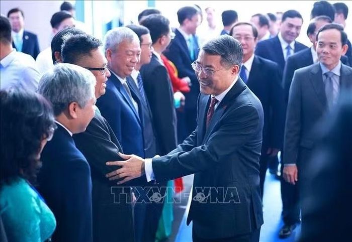 Thủ tướng Lê Minh Hưng đến dự Lễ khai khóa Đại học Quốc gia Thành phố Hồ Chí Minh năm 2026. Ảnh: Dương Giang/TTXVN