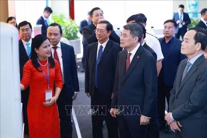Thủ tướng Lê Minh Hưng tham quan trưng bày sản phẩm nghiên cứu, sáng tạo của Đại học Quốc gia Thành phố Hồ Chí Minh năm 2026. Ảnh: Dương Giang/TTXVN