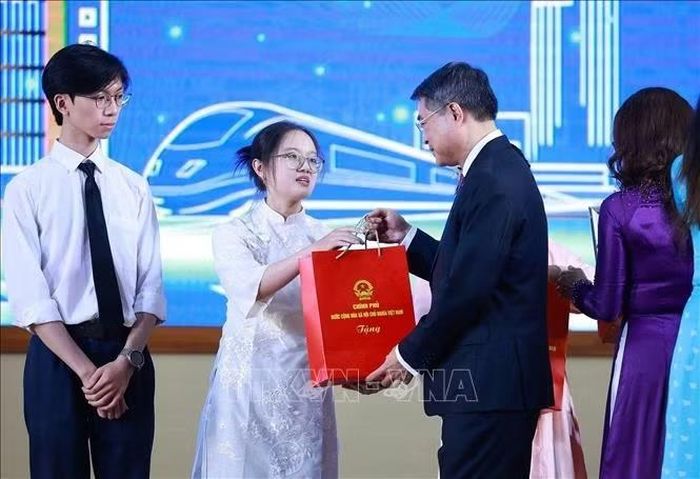 Thủ tướng Lê Minh Hưng trao quà cho sinh viên thủ khoa tốt nghiệp Đại học năm học 2025 - 2026 và học sinh, sinh viên thủ khoa tuyển sinh khóa 2026. Ảnh: Dương Giang /TTXVN