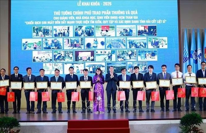 Thủ tướng Lê Minh Hưng trao quà cho giảng viên, sinh viên Đại học Quốc gia Thành phố Hồ Chí Minh tham gia “Chiến dịch 500 ngày đêm đẩy mạnh thực hiện tìm kiếm, quy tập và xác định danh tính hài cốt liệt sĩ”. Ảnh: Dương Giang/TTXVN