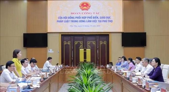 Quang cảnh buổi làm việc.