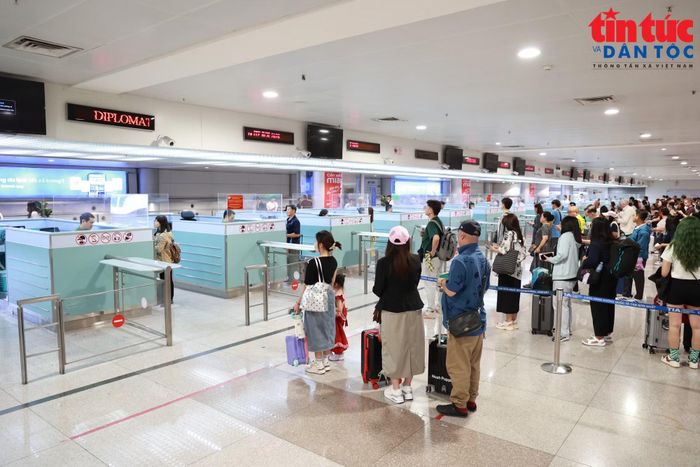 Hành khách làm thủ tục nhập cảnh tại ga quốc tế Tân Sơn Nhất. Ảnh: Mạnh Linh/Báo Tin tức và Dân tộc