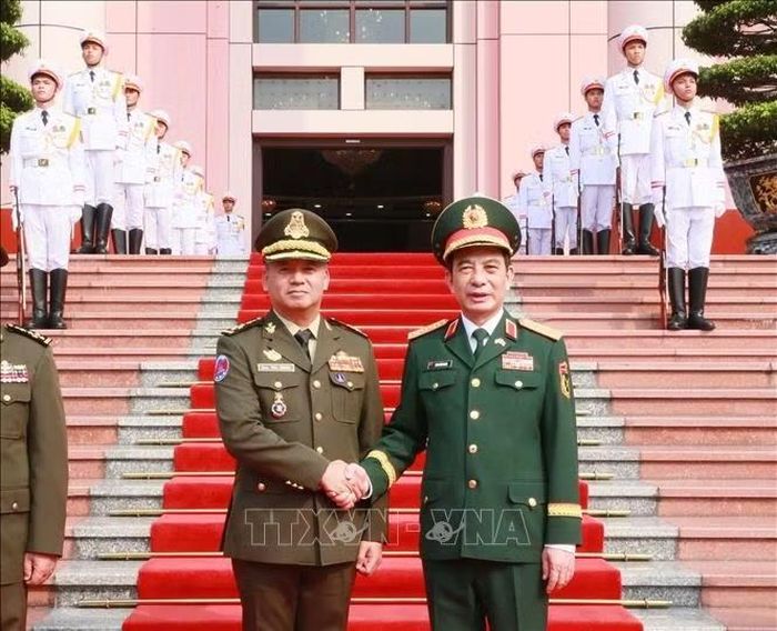 Đại tướng, Bộ trưởng Quốc phòng Phan Văn Giang với Đại tướng Tea Sheiha, Bộ trưởng Bộ Quốc phòng Vương quốc Campuchia. Ảnh: Trọng Đức/TTXVN