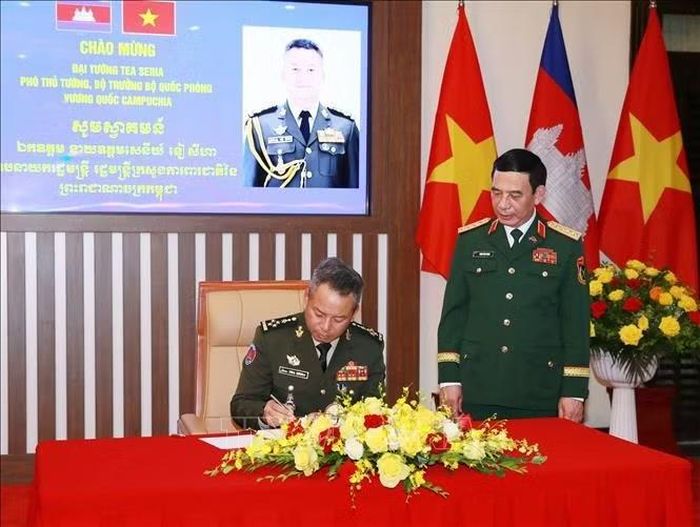 Đại tướng Tea Sheiha, Bộ trưởng Bộ Quốc phòng Vương quốc Campuchia ghi sổ lưu niệm. Ảnh: Trọng Đức/TTXVN