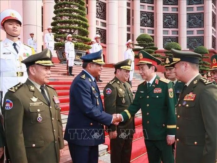 Đại tướng, Bộ trưởng Quốc phòng Phan Văn Giang và các đại biểu Bộ Quốc phòng Vương quốc Campuchia. Ảnh: Trọng Đức/TTXVN
