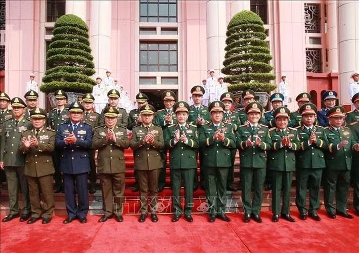 Đại tướng, Bộ trưởng Quốc phòng Phan Văn Giang và Đại tướng Tea Sheiha, Bộ trưởng Bộ Quốc phòng Vương quốc Campuchia trước khi hội đàm. Ảnh: Trọng Đức/TTXVN