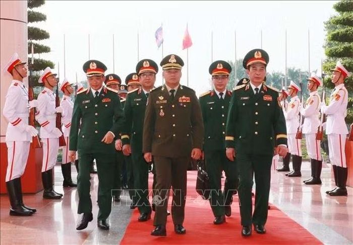 Đại tướng, Bộ trưởng Quốc phòng Phan Văn Giang và Đại tướng Tea Sheiha, Bộ trưởng Bộ Quốc phòng Vương quốc Campuchia đến dự hội đàm. Ảnh: Trọng Đức/TTXVN