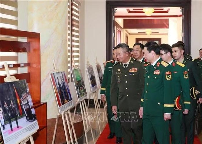 Đại tướng Tea Sheiha, Bộ trưởng Bộ Quốc phòng Vương quốc Campuchia tham quan triển lãm ảnh. Ảnh: Trọng Đức/TTXVN