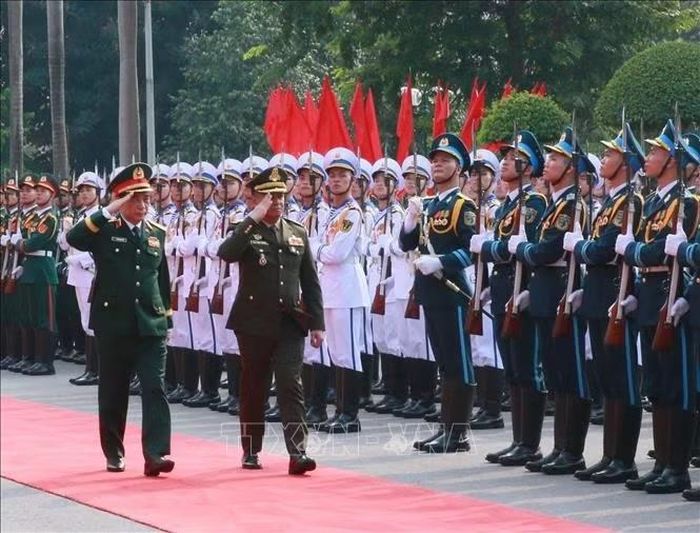 Hai Bộ trưởng Quốc phòng duyệt đội Danh dự QĐND Việt Nam. Ảnh: Trọng Đức/TTXVN