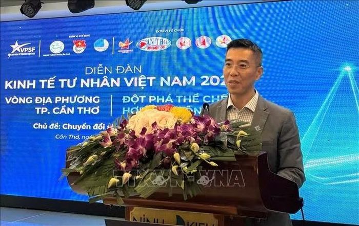 Phó giáo sư, tiến sĩ Phan Anh Tú, Phó Hiệu trưởng Trường Kinh tế, Đại học Cần Thơ, phát biểu.