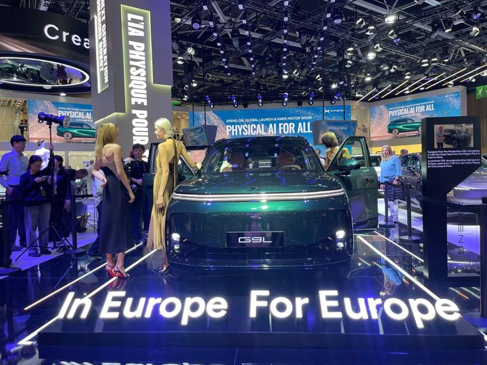 Mẫu SUV XPeng G9L tại khu trưng bày của hãng xe Trung Quốc, với thông điệp “In Europe For Europe” (Tại châu Âu, vì châu Âu), thể hiện định hướng tiếp cận thị trường khu vực.