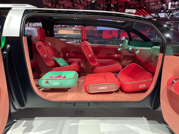 Khoang nội thất mẫu xe ý tưởng FIAT Multiplay với ghế ngồi màu đỏ và cách bố trí linh hoạt. Theo hãng, mẫu xe nghiên cứu khả năng chuyển đổi từ cấu hình gia đình 6+1 chỗ sang xe bán tải bốn chỗ.