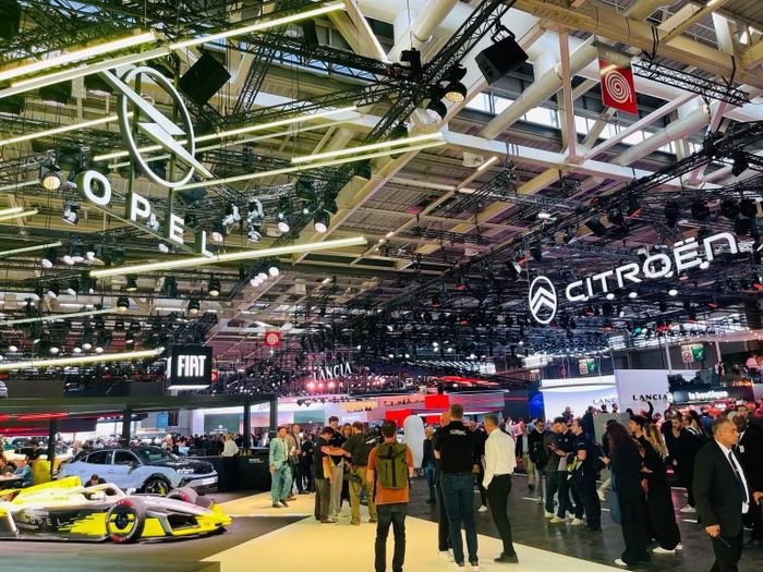 Không khí tại các khu trưng bày của Triển lãm ô tô thế giới Paris 2026, nơi nhiều hãng xe giới thiệu sản phẩm mới và những định hướng thiết kế, công nghệ của ngành ô tô.