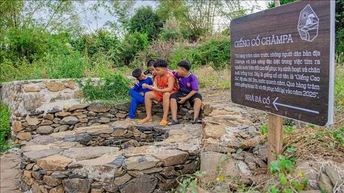 Trên khu vực Đồi Cổ Thạch còn nhiều dấu vết của các giếng Chăm Cổ có nước quanh năm phục vụ sinh hoạt và chăn nuôi, trồng trọt.