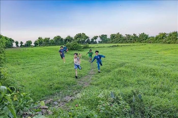 Một số trẻ nhỏ trong khu vực tranh thủ thời gian rảnh dẫn khách tham quan, chụp ảnh lưu niệm, góp phần giới thiệu cảnh đẹp quê hương và có thêm khoản thu nhập.