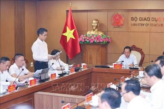 Đồng chí Nguyễn Văn Chiến, Phó Trưởng Ban Tuyên giáo Trung ương, Phó Trưởng đoàn Thường trực công bố Quyết định và Kế hoạch giám sát.