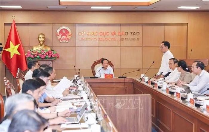 Đồng chí Hoàng Minh Sơn, Ủy viên Trung ương Đảng, Bí thư Đảng ủy, Bộ trưởng Bộ Giáo dục và Đào tạo phát biểu.