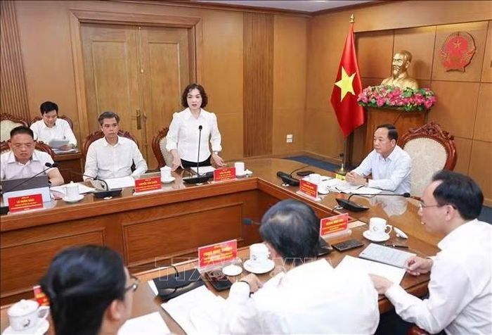 Đồng chí Trần Thị Hiền, Ủy viên Trung ương Đảng, Phó Chủ nhiệm Ủy ban Kiểm tra Trung ương, Phó trưởng Đoàn giám sát phát biểu.