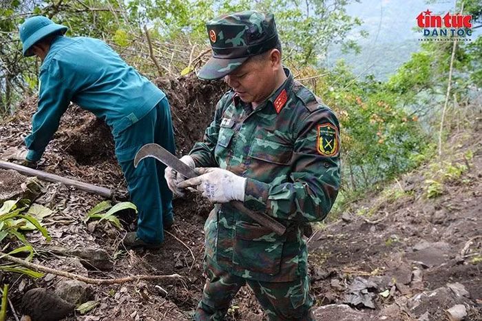 Kiểm tra di vật được phát hiện trong quá trình tìm kiếm, quy tập hài cốt liệt sĩ tại Mặt trận Vị Xuyên.