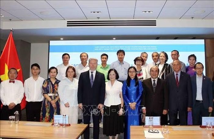 Các doanh nhân thuộc các Hội hữu nghị với các nước Đông Âu của Thành phố Hồ Chí Minh chụp ảnh lưu niệm cùng lãnh đạo HUFO và các vị khách nước ngoài.