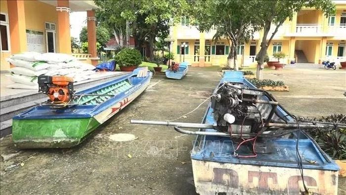 Các đối tượng dùng phương tiện thủy, chạy với tốc độ cao để vận chuyển trái phép hàng hóa qua biên giới. Ảnh: TTXVN phát