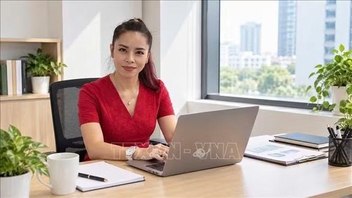 TS Đỗ Thị Kim Hoa, Trưởng phòng Triết học Chính trị - Văn hóa - Xã hội, Viện Triết học, Viện Hàn lâm Khoa học xã hội Việt Nam, nhận định việc Hội nghị Trung ương 4 thông qua Đề án Chiến lược quốc gia về thu hút, đào tạo, trọng dụng và phát triển nhân tài là một quyết sách đúng đắn và kịp thời. Ảnh: Diệu Thúy/TTXVN