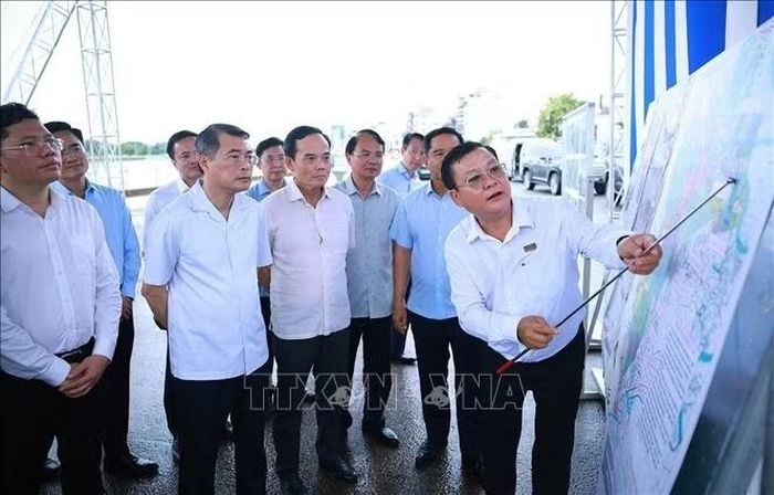 Thủ tướng Lê Minh Hưng kiểm tra thực địa Dự án xây dựng hạ tầng và cải tạo môi trường kênh Tham Lương - Bến Cát - Rạch Nước Lên, tại phường An Nhơn. Ảnh: Dương Giang/TTXVN
