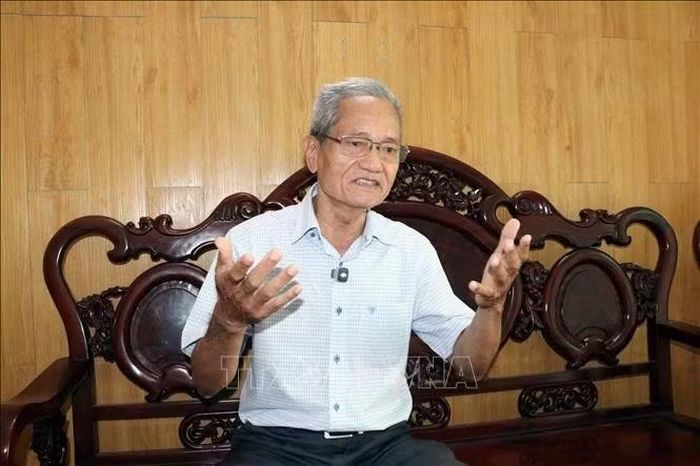 Đảng viên Phạm Văn Thịnh, nguyên Trưởng phòng Kinh doanh Công ty cổ phần Giấy Vĩnh Huê (tiền thân là Công ty Giấy Vĩnh Huê, thuộc Sở Công nghiệp TP. Hồ Chí Minh), quan tâm đến những đổi thay của đất nước. Ảnh: Tiến Lực /TTXVN