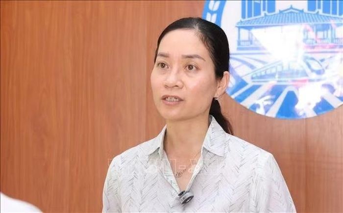 Bà Nguyễn Kim Mai, Phó Chủ tịch UBND xã Bình Chánh chia sẻ về quá trình chuyển đổi từ xã lên phường tại địa bàn đan xen giữa đô thị và phát triển nông. Ảnh: Hữu Duyên/TTXVN