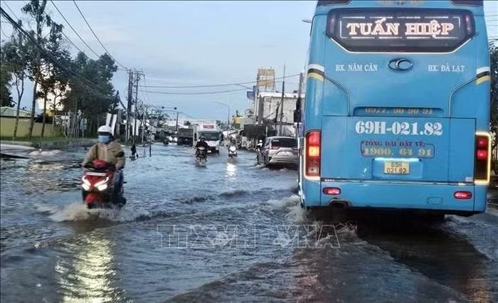 Nhiều đoạn đường trên Quốc lộ 1A qua tỉnh Cà Mau ngập nặng, gây khó khăn cho phương tiện và người tham gia giao thông.