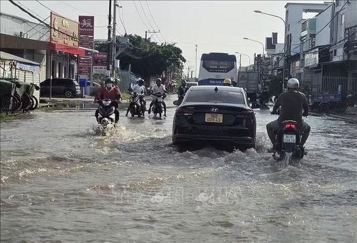 Triều cường làm nhiều đoạn đường trên Quốc lộ 1A qua tỉnh Cà Mau ngập nặng, gây khó khăn cho phương tiện và người tham gia giao thông.
