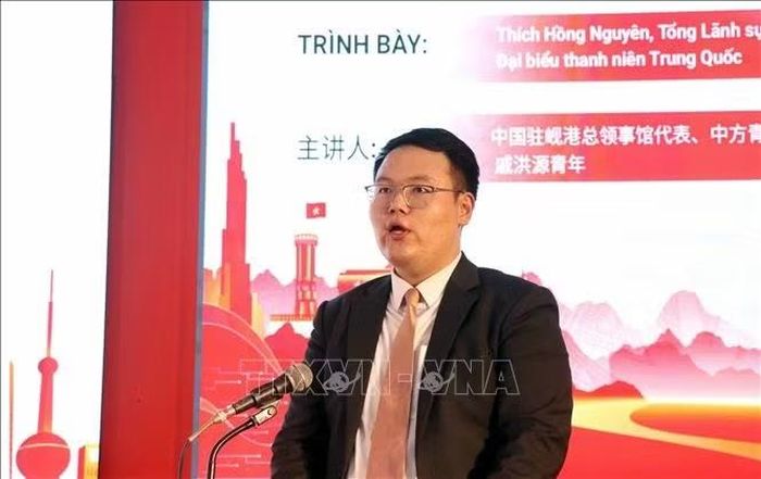 Ông Thích Hồng Nguyên, Tổng Lãnh sự quán Trung Quốc tại Đà Nẵng, đại biểu thanh niên Trung Quốc trình bày tham luận. Ảnh: Trần Trang/TTXVN